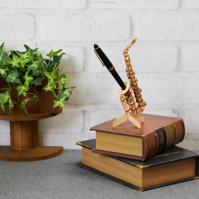 Wooden Art wa-gu-mi Saxophone Pen Stand